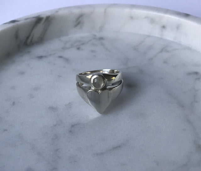 HEART HALO SIGNET RING - MOONSTONE