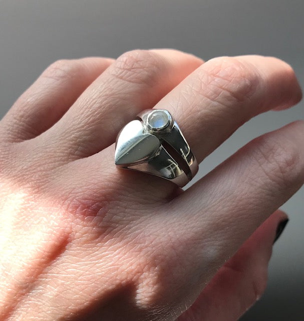 HEART HALO SIGNET RING - MOONSTONE
